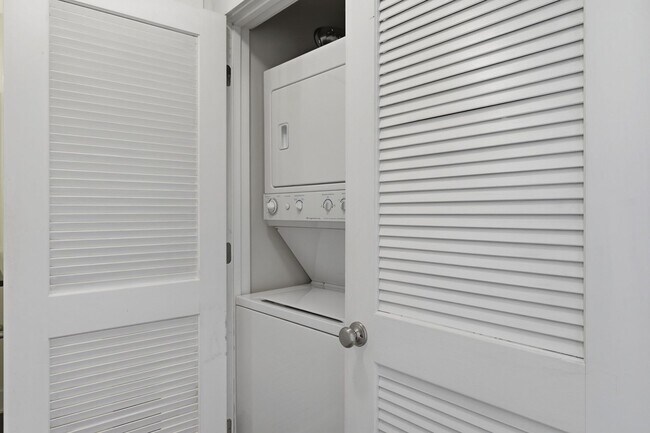 Building Photo - Cool 1 bedroom condo in the heart of the Fan District