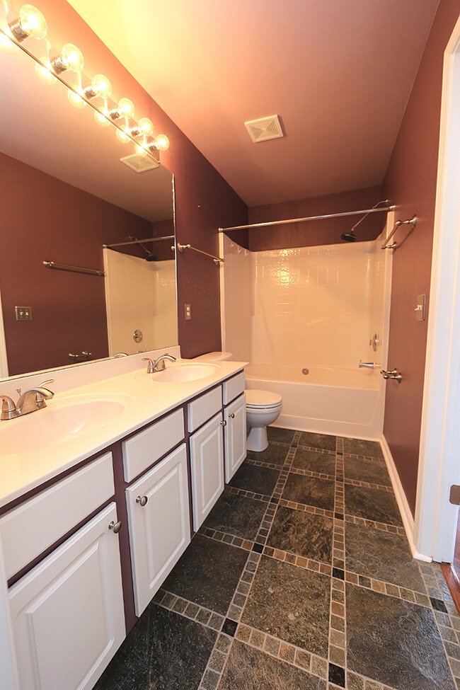 Building Photo - Spacious Townhome in Amazing NW Raleigh Lo...