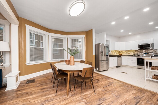 Building Photo - 215 E Mitchell Ave