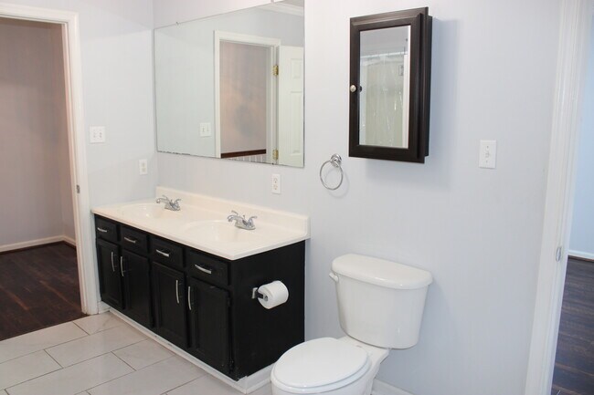 Building Photo - 280 Mike Dr