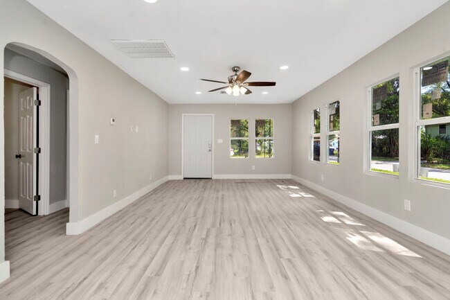 Building Photo - 1617 E Linden Ave