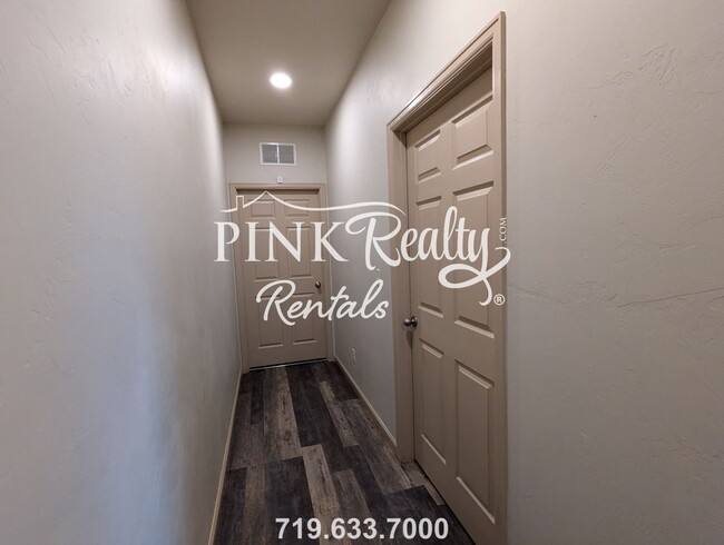 Building Photo - 1325 N Challenger Pl