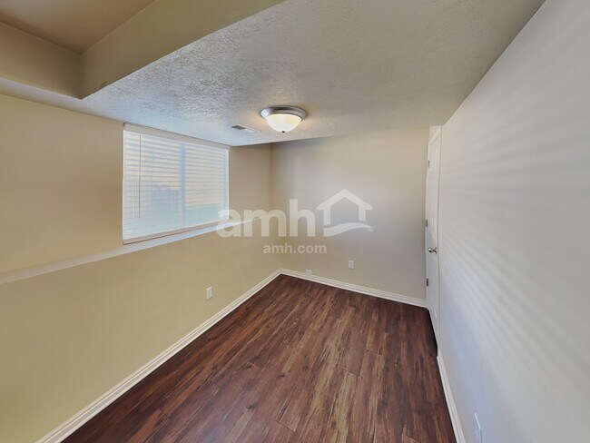 Building Photo - 1991 W 550 N