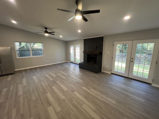 Building Photo - Beautifully Renovated 3BR Home in a Quiet Baton Rouge Neighborhood