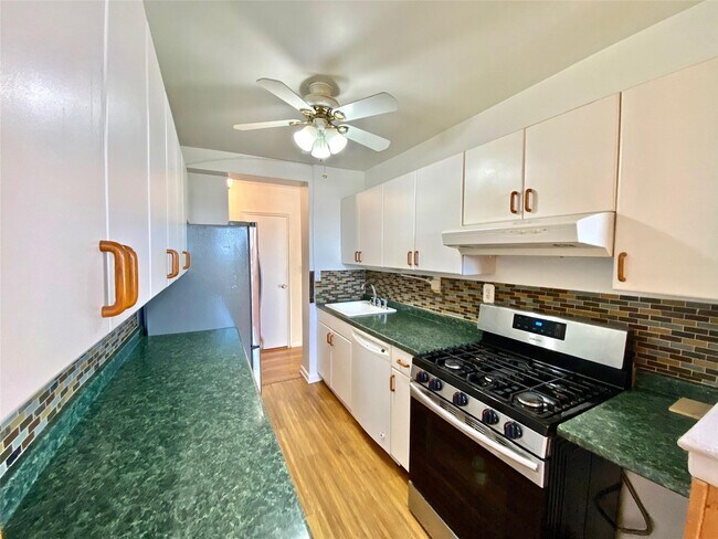 Building Photo - 1 Sadore Ln