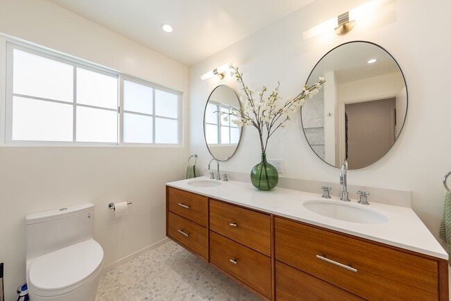 Building Photo - Downtown cottage