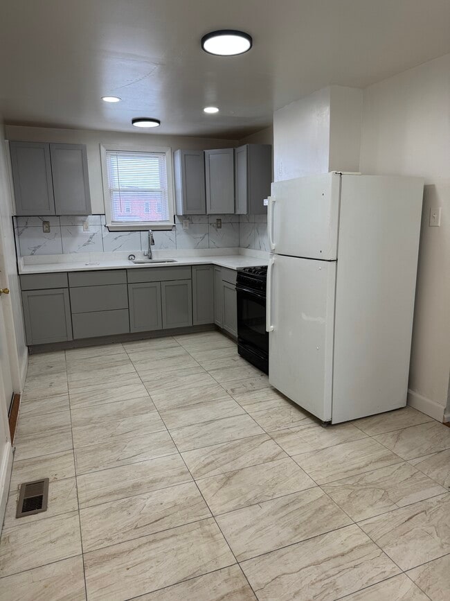 Building Photo - 924 N Kresson St