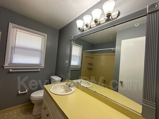 Building Photo - 4431 Roxbury Dr