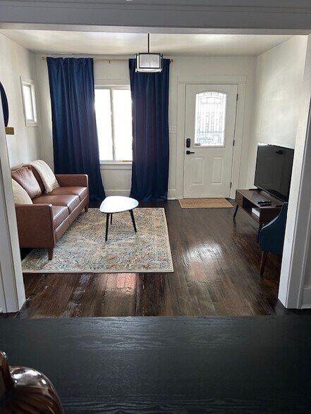 Building Photo - 557 E Saratoga St