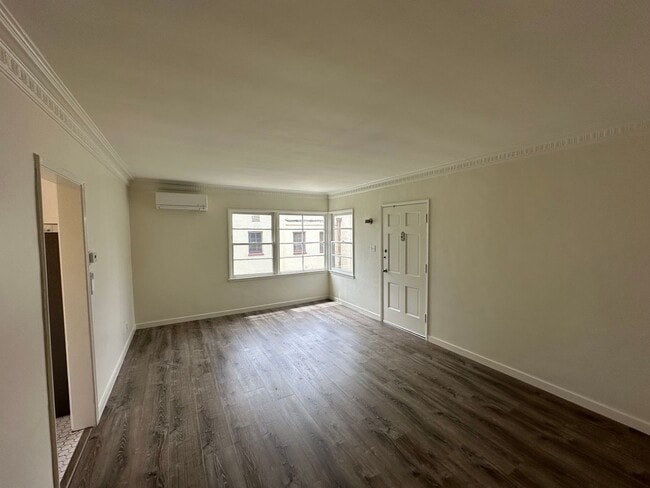Primary Photo - Lovely Cozy & Spacious renovated upper lev...