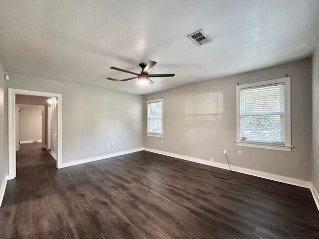 Building Photo - Charming Three Bedroom Home in a Highly Desirable Neighborhood