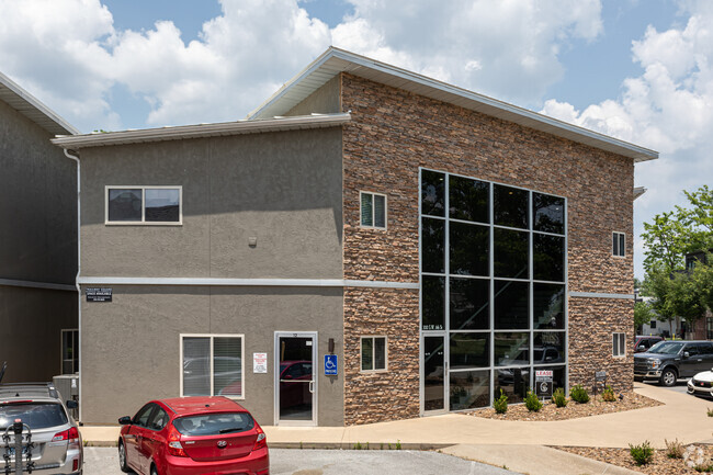 Building Photo - Trailways Square