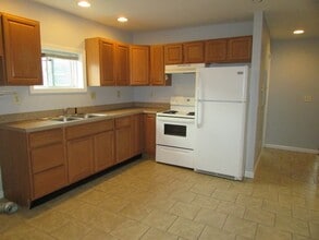 Building Photo - 20 Meadow St