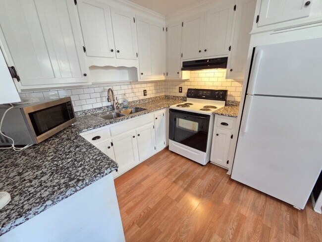 Building Photo - 310 7th St