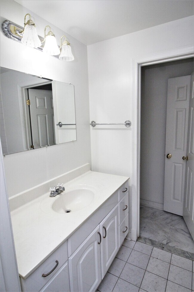 Building Photo - 1511 Bolton St