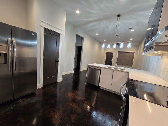 Building Photo - 305 S Pine St