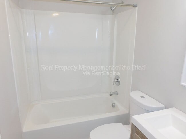 Building Photo - 406 Mason St NE