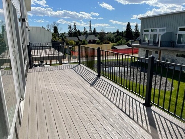 Building Photo - Townhouse For Lease