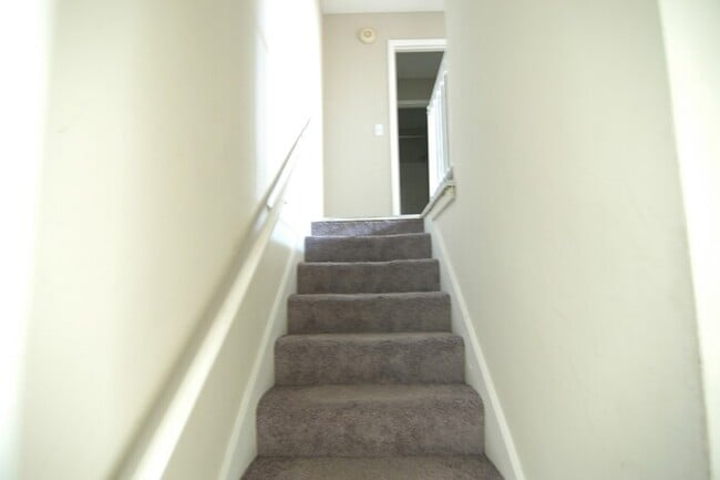 Building Photo - 2 Bedroom / 1.5 Bathroom Townhome in Madis...