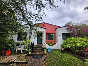 Building Photo - 402 SW 33rd Ave