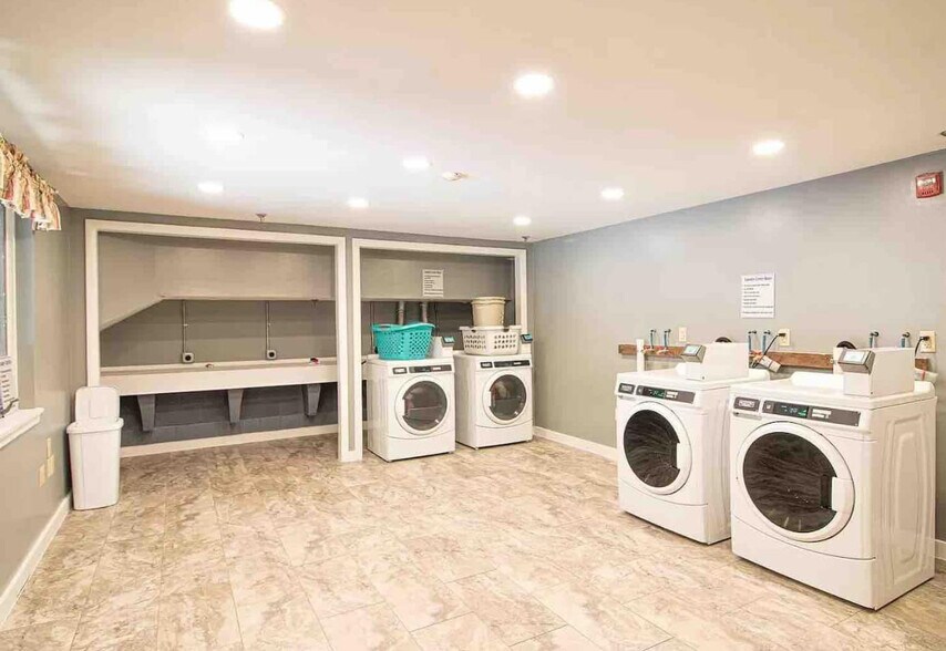 Building Photo - 131 Lake St