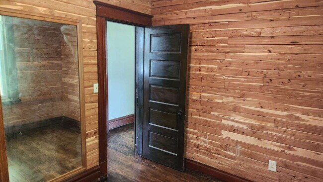 Building Photo - "Spacious 5-Bedroom Gem with 2 Full Baths in St. Louis – Your Ideal Family Home Awaits!"