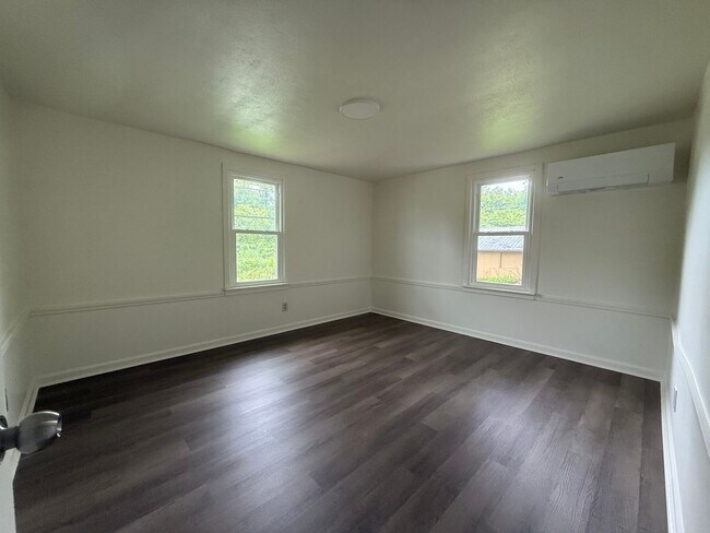 Building Photo - 2 Bedroom 1 Bath Home in Kingsport, TN
