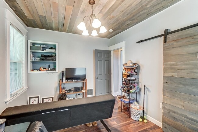 Building Photo - Charming 3-bedroom, 1.5-bathroom
