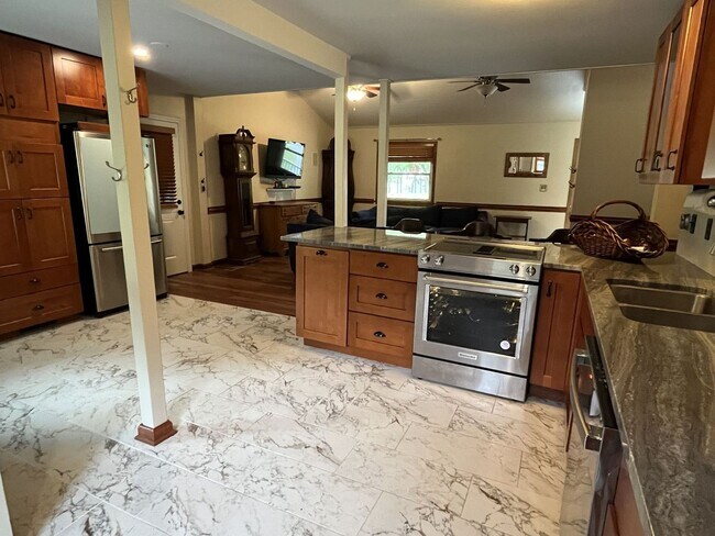 Building Photo - 4 Bedroom Homestead on 3 acres near Harris...