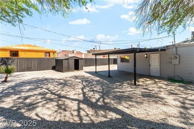 Building Photo - 915 Melrose Dr