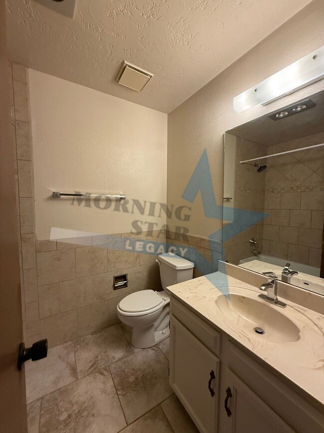 Building Photo - 3 Bed Condo W/ yard!