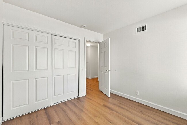 Building Photo - 560 Glenburry Way