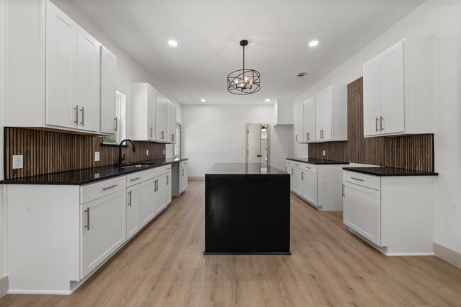 Building Photo - 402 E Charles St