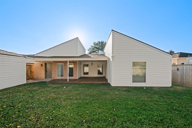 Building Photo - 11422 Lakeside Pl Dr