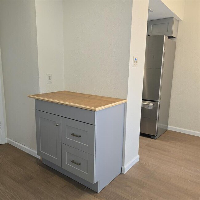 Building Photo - 1305 Dobie Dr