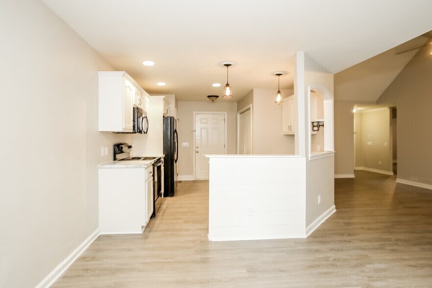 Building Photo - 305 Talon Dr SE