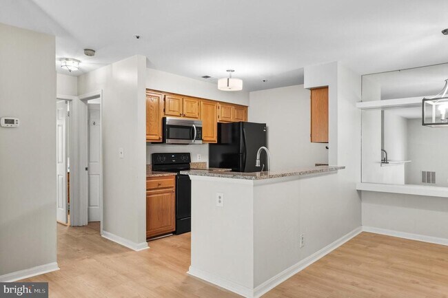 Building Photo - 240 S Reynolds St