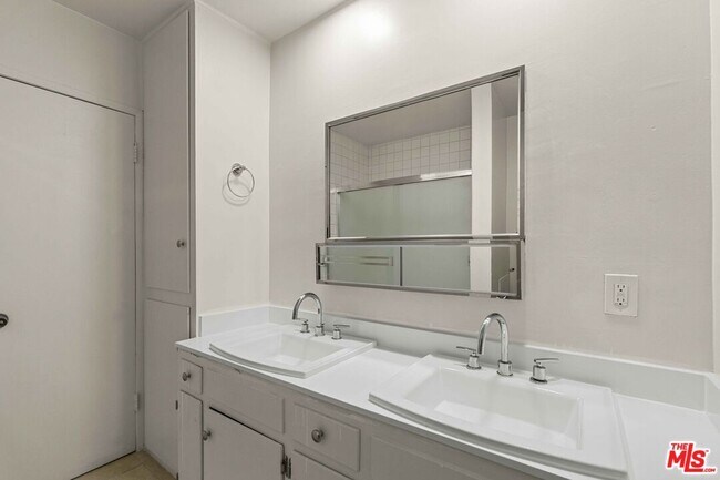 Building Photo - 15540 Moorpark St