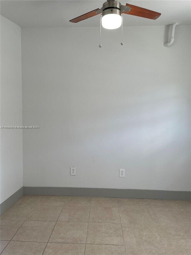 Building Photo - 736 NW 22nd Ct