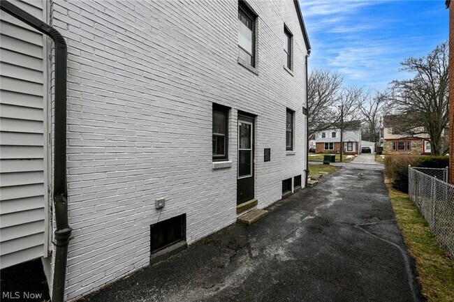 Building Photo - 3699 Bainbridge Rd