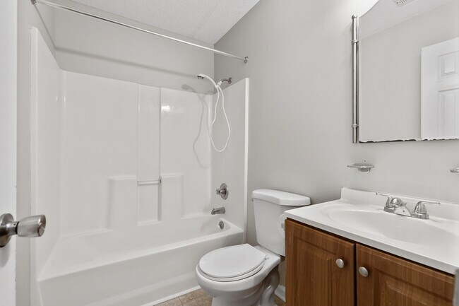Building Photo - 3 Bedroom 2 Bathroom Home