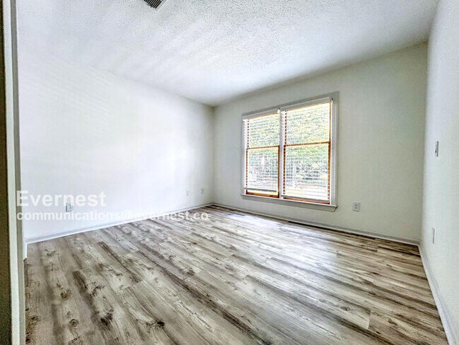 Building Photo - 804 Abingdon Way NE