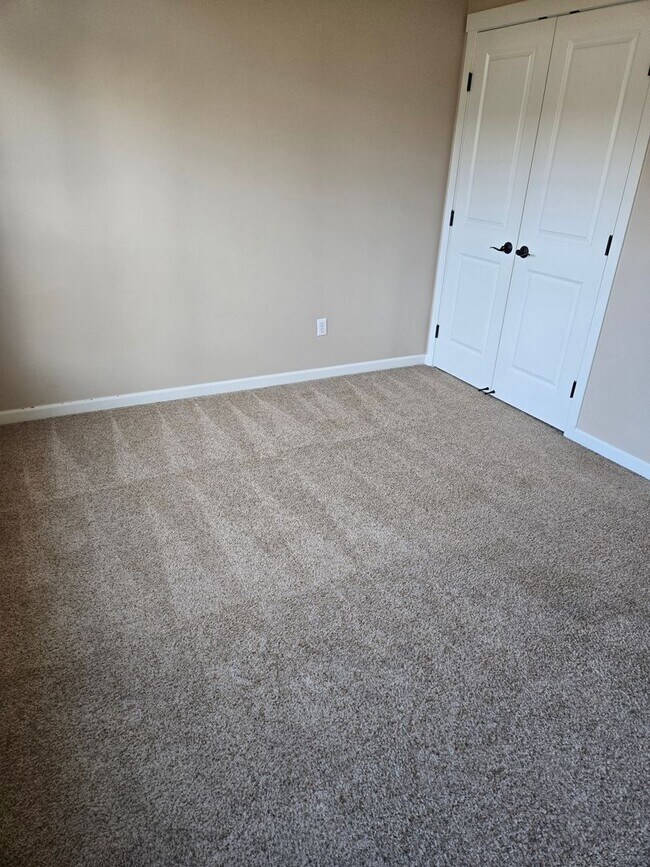 Building Photo - Tons of Space ! Walk to Park!  Newer 2017 ...