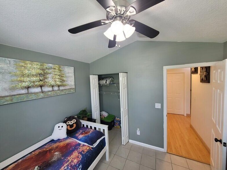 Building Photo - 10674 Oak Bend Way