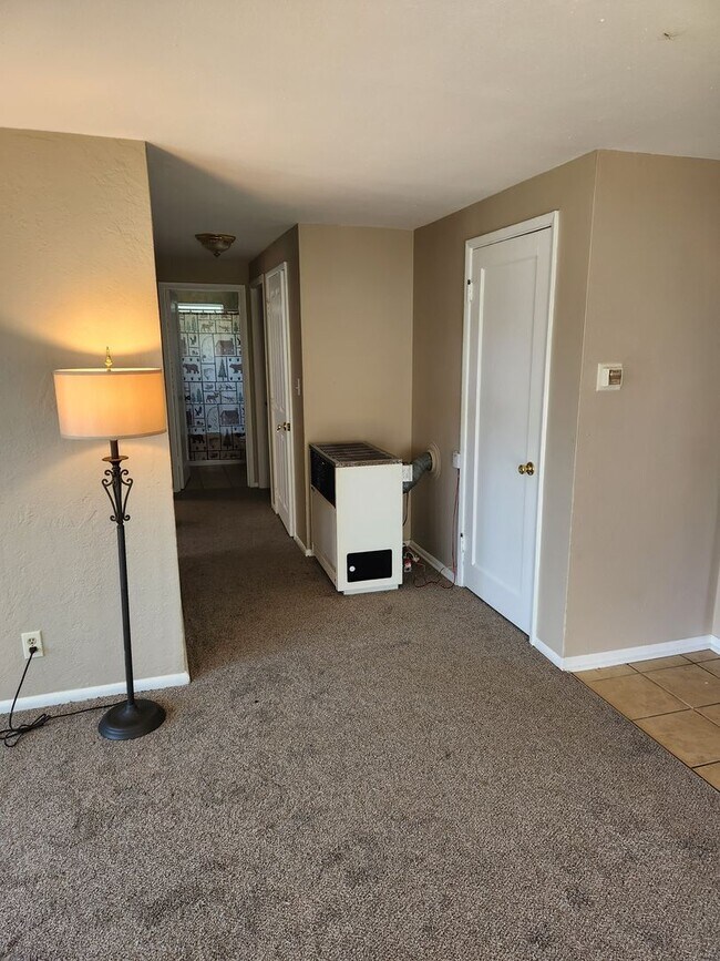 Building Photo - Spacious Lower Level Apartment Ready For R...