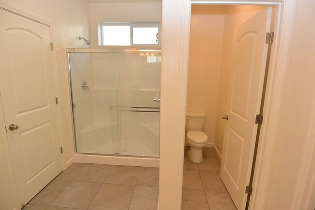 Building Photo - Newer northwest Visalia home in Ashton Park Gated Community