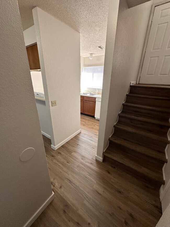 Building Photo - $895 - 2 bed 1.5 bath beautiful bi-level a...
