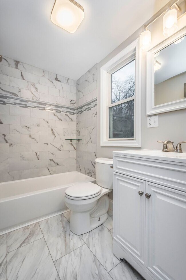Building Photo - Stunning 2 bedroom home in Brookline available July 15!