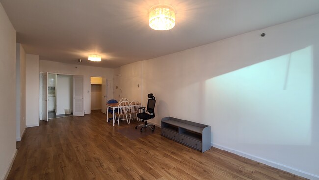 Building Photo - 45 River Dr S