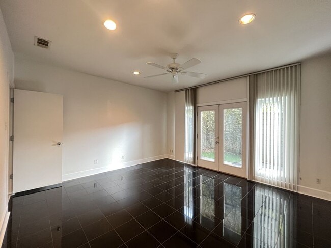 Building Photo - 3532 Cedarplaza Ln